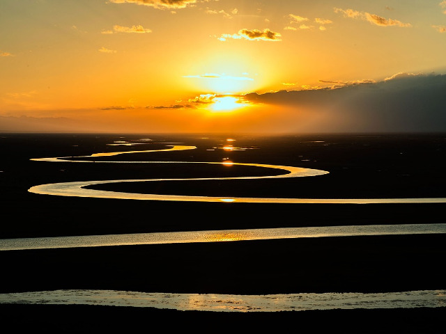 https://pixabay.com/photos/prairie-river-stream-curved-sunset-679014/