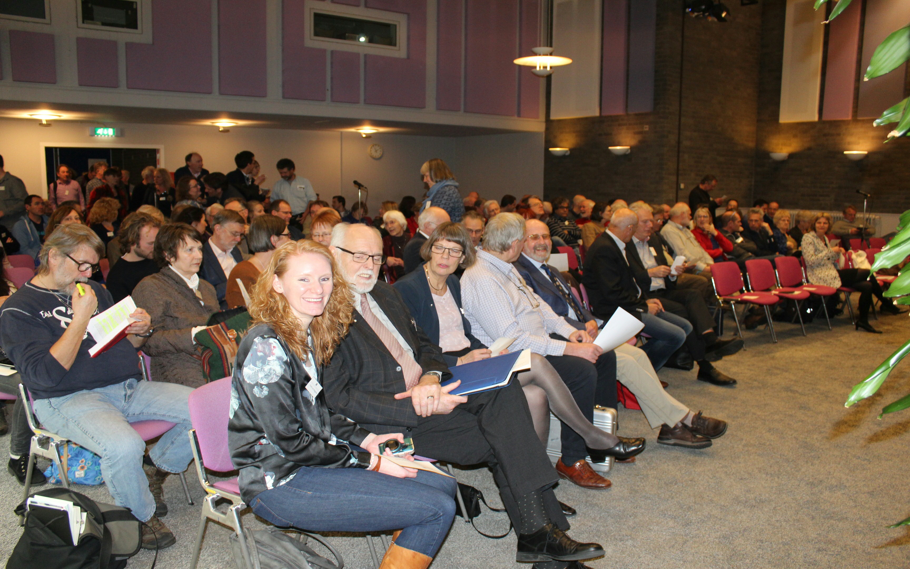 Publiek in Tinbergzaal