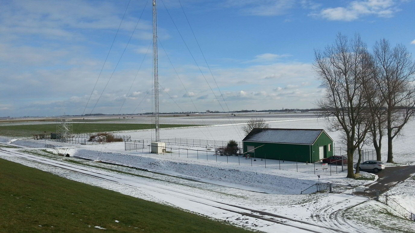 Lutjewad gebouw, mast, container en steigermast.Lutjewad building, mast, container and scaffolding mast.