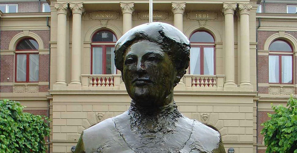 Aletta Jacobs (1854-1929) in front of the Groningen Faculty of Arts