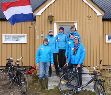 Researchers in front of Netherlands Polar Station Ny-Ålesund