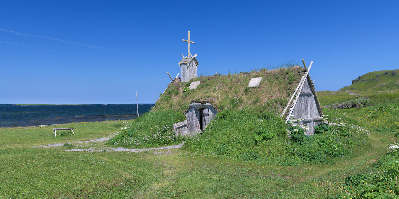 Gereconstrueerd gebouw uit de Vikingtijd grenzend aan de archeologische site L'Anse aux Meadows | afbeelding: Glenn Nagel Photography