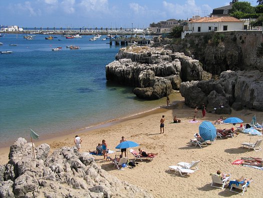 Holiday makers on Cascais beach, Portugal. Photography: Osvaldo Gago. Used under Creative Commons Attribution-Share Alike 2.5 Generic license