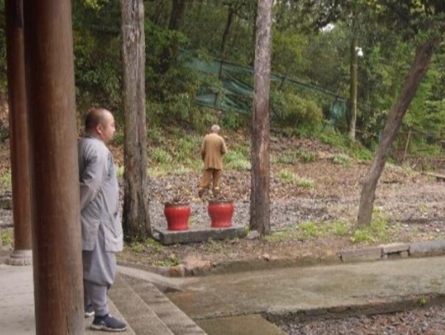 (Monks at Qi Yun Temple still waiting for the archaeological team. Photo by Chengcheng, June 2023.)