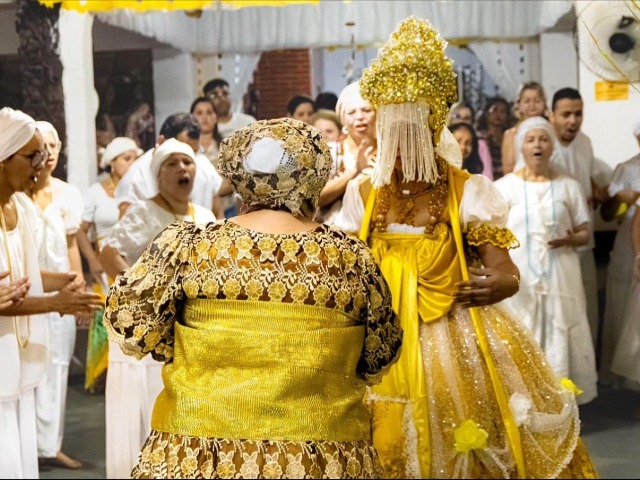 Babalorix&aacute; Lucas Takashima in communion with the presence of Orix&aacute; Oxum