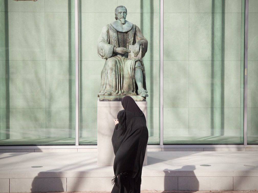Veiled woman in front of Dutch Supreme Court