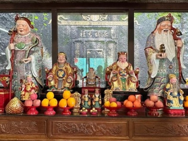 Tou-Tei Temple at Patane, Macau. A single &ldquo;Grandpa Earth God&rdquo; is seen flanked by four pairs of &ldquo;Grandpa and Grandma Earth God&rdquo;, while Tou-Tei as represented on a boulder is seen behind the glass. (Photo by the author, 2023)