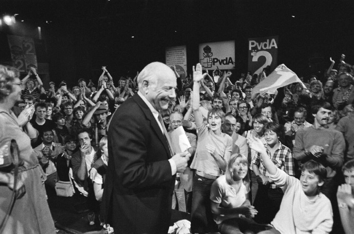 Joop den Uyl op een verkiezingsbijeenkomst in Amsterdam, 8 september 1982.