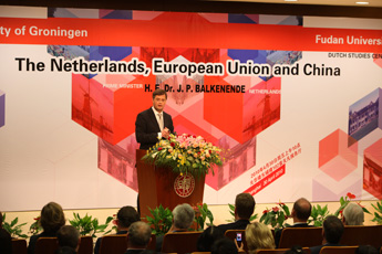 Dutch Prime Minister and RuG President Poppema in DSC at Fudan University