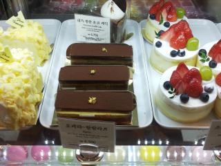 Cake shop Korea with gold-cakes