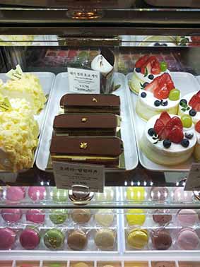Cake shop Korea with gold-cakes