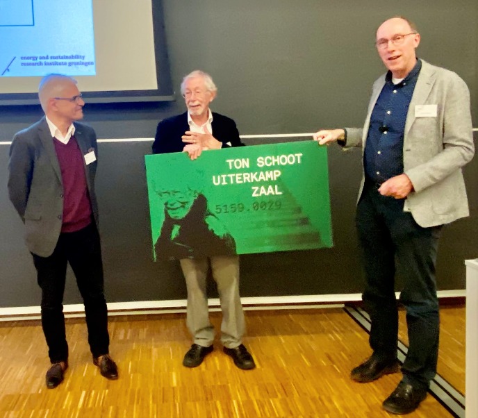 Ton Schoot Uiterkamp holding board with name of lecture hall
