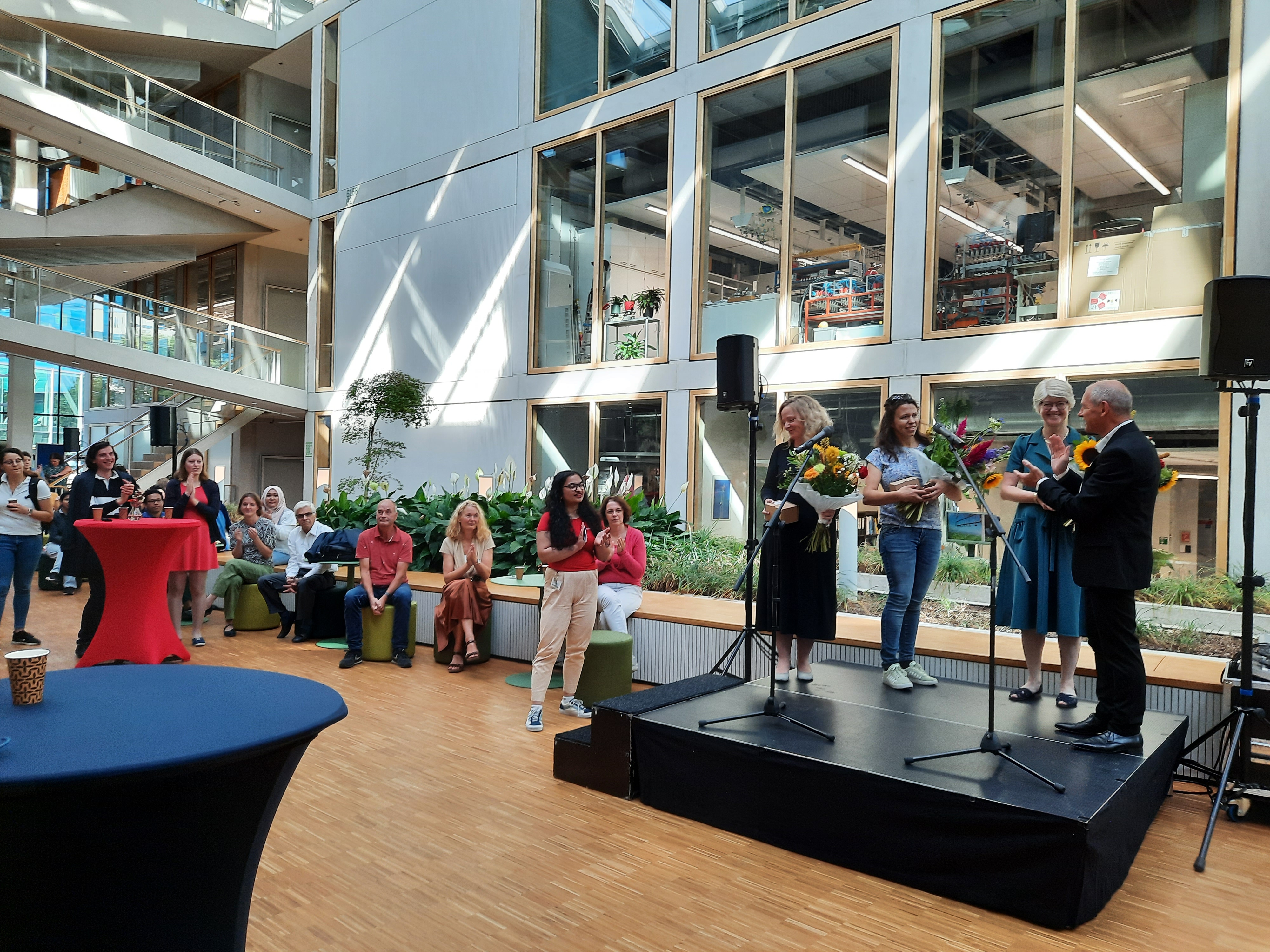 Winnaar Sancia van der Meij op het podium, tweede van links