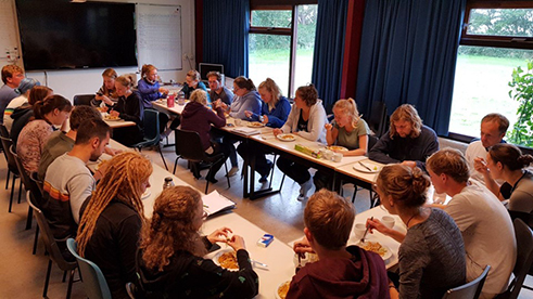 De oude 'grote zaal', voor alle gezamelijke activiteitenThe old 'big hall', for all joint activitiesDer alte "große Saal", für alle gemeinschaftlichen Aktivitäten