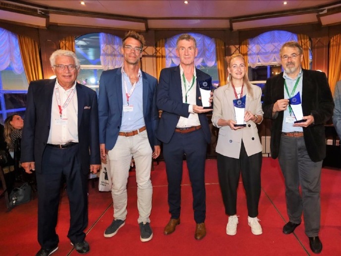 In the middle the three Biocat awardees for “Industry”, “Academic Research”, and “Lifetime achievement”; second from the right Dr. Sandy Schmidt. Photo: TUHH.