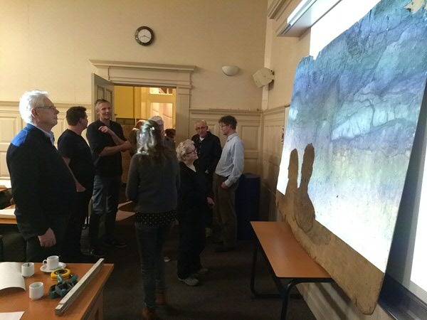 Practical Course in Archaeology. Lecture room with participants and lacquer profile.