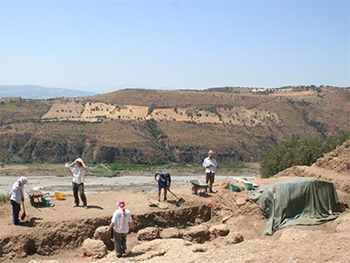 Excavating Timpona della Motta.