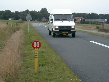 Experiment in de jaren negentig waar de asijn verwijderd is en aan de kant blokken steenslag zijn aangelegd