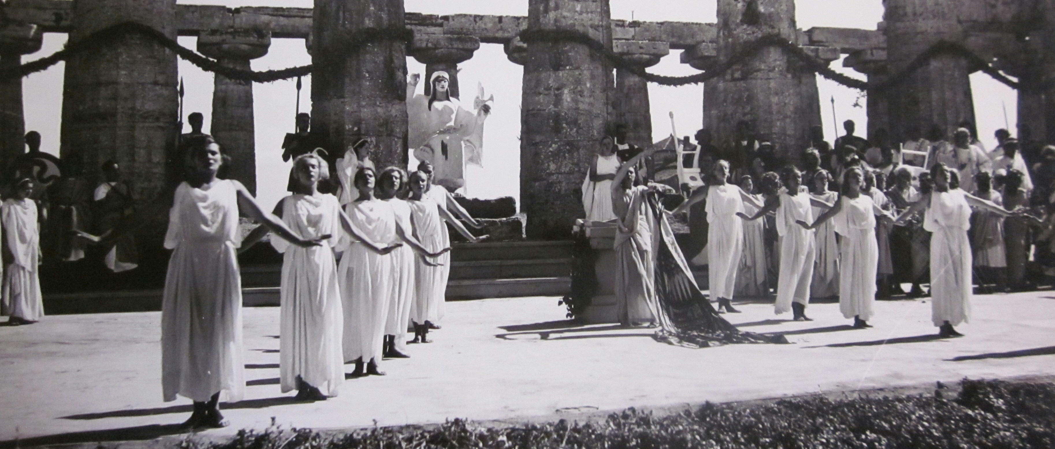 Panathenaea at the ancient temple of Paestum, 1936. Image: courtesy of A.F.I. Archivio Fondazione INDA, Siracusa