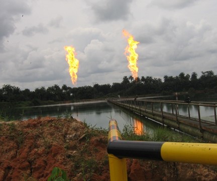Gas flaring in the Niger Delta (source: https://commons.wikimedia.org/wiki/File:Niger_Delta_Gas-Flares.jpg)