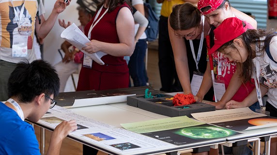 TASTBARE ASTRONOMIE POSTERS & BOEKEN, Credit: Amy Hansen and Kimberly Arcand; Harvard Smithsonian Centre for Astrophysics, USA