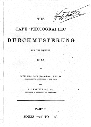 De titelpagina van het eerste deel van de Cape Photographic Durchmusterung. De hier afgebeelde pagina komt uit een van de exemplaren van de CPD in de bibliotheek van het Kapteyn Astronomisch Instituut. De handtekening van Willem de Sitter is doorgestreept; het is vermoedelijk het privé-exemplaar van de Sitter geweest.