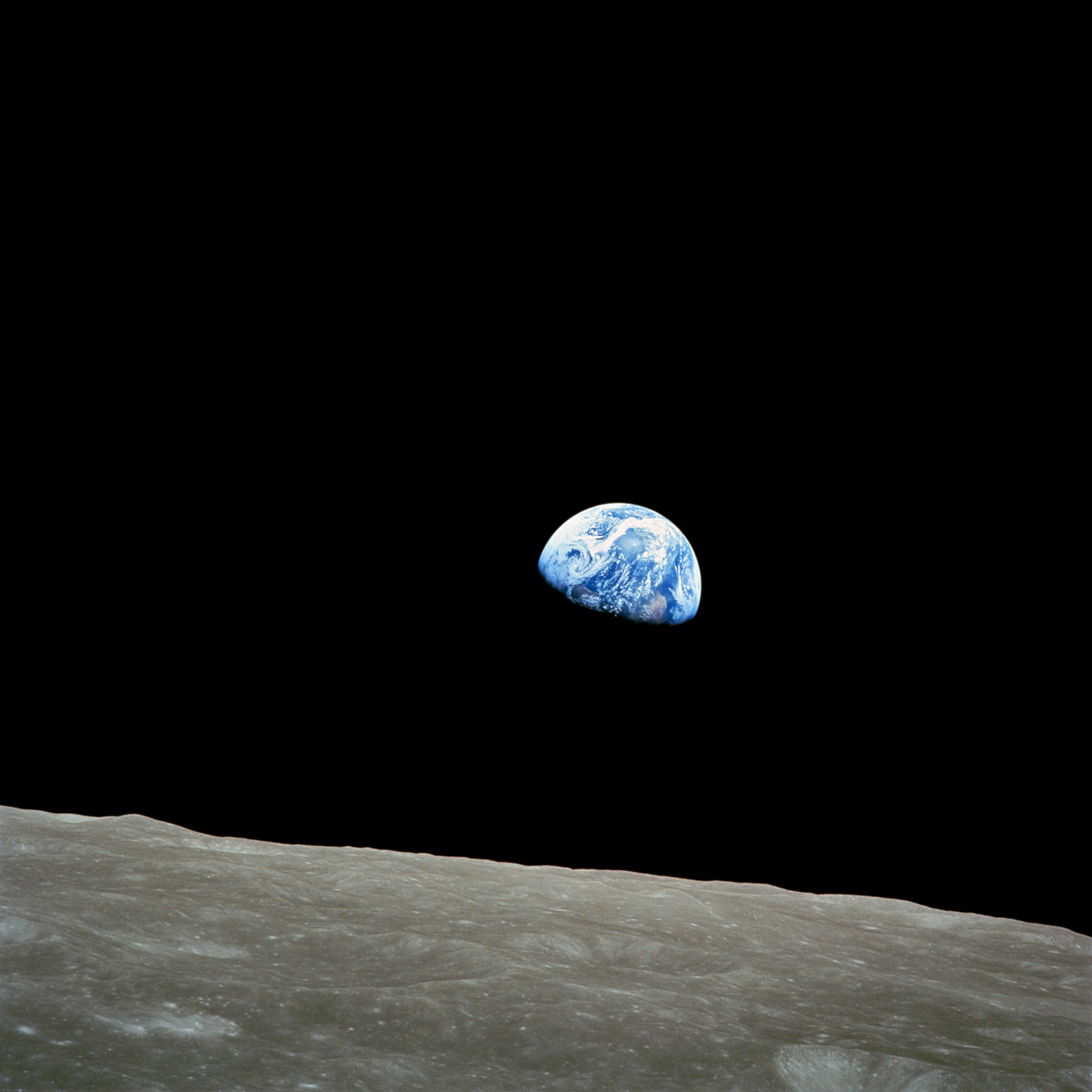 Earthrise (aardopkomst) is een foto van de aarde, gemaakt in 1968 door astronaut William Anders tijdens de Apollo 8-missie. De officiële naam van de foto is afbeelding AS8-14-2383. Credit: NASA/Bill Anders