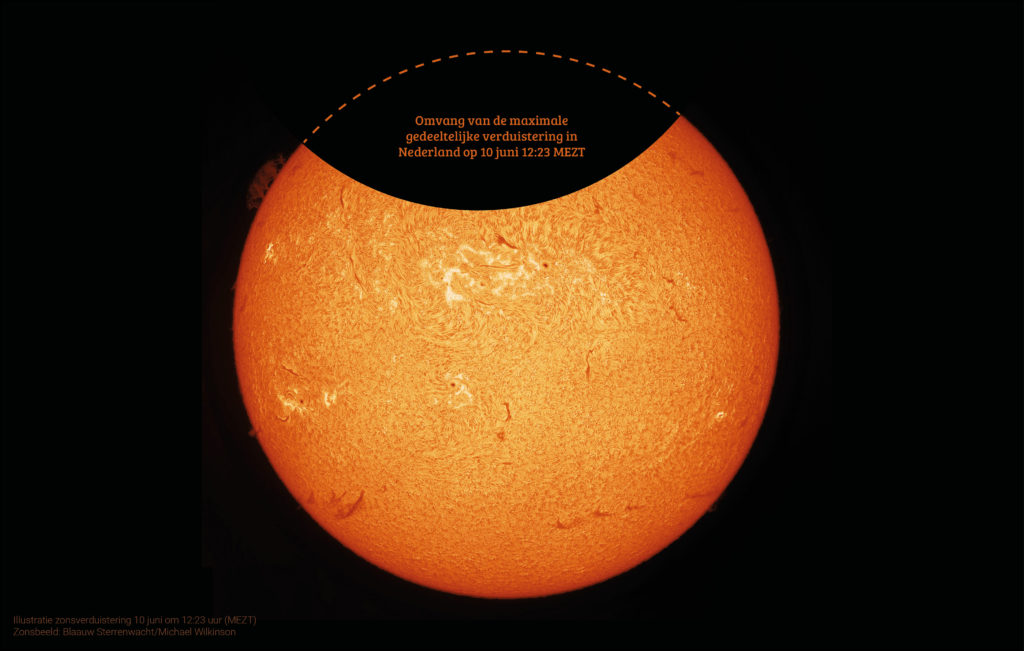 Illustratie van de maximale gedeeltelijke zonsverduistering, gezien vanuit Nederland. De gestippelde lijn geeft de grens van de zonnerand weer op het moment dat 29% van de zon is afgedekt door de maan. Zon gefilterd in H-alpha. Credit: KNVWS/Michael Wilkinson, Blaauw Sterrenwacht.