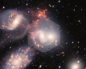 De afbeelding toont de WEAVE-LIFU, gericht op het Kwintet van Stephan voor de eerste waarneming. De LIFU verzamelt licht van 547 punten aan de hemel voor analyse door de WEAVE-spectrograaf (elke cirkel geeft een optische vezel aan met een diameter van 2,6 boogseconden). De waarneming levert informatie op van alle gebieden binnen de sterrenstelsels en van de ruimte ertussen. Credits: NASA, ESA, CSA, STScI (achtergrondbeeld); Aladin (overlay met vezels).