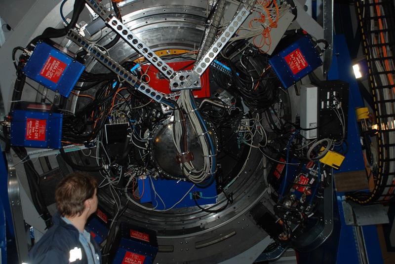 De 700 kilo zware OmegaCAM aan de telescoop in Chili. In de centrale metalen cilinder bevinden zich 32 ccd-detectors die bij elkaar foto's maken van 268 megapixels. (c) Edwin Valentijn (RUG)