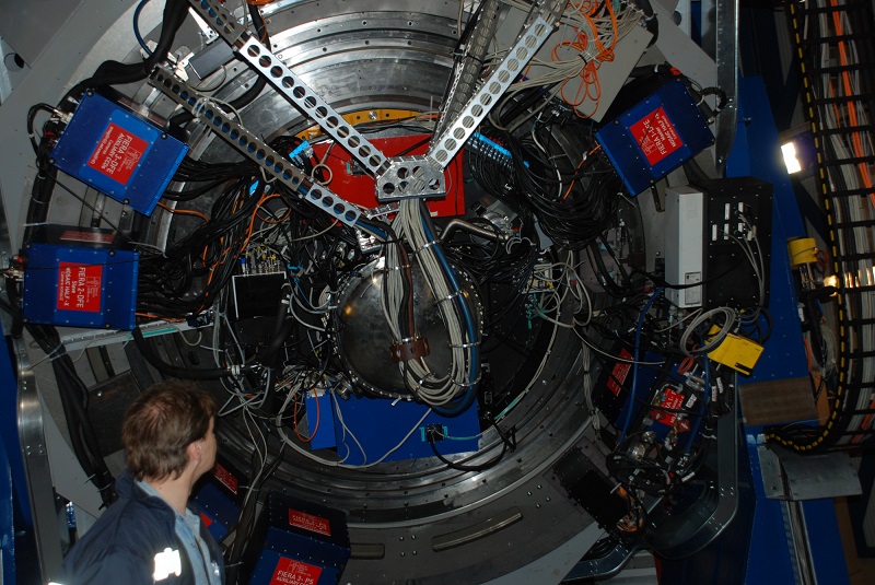 The 700-kilogram OmegaCAM on the telescope in Chile. Thirty-two CCD detectors are placed inside the central metal cylinder, which together take photos of 268 megapixels. (c) Edwin Valentijn (UG)