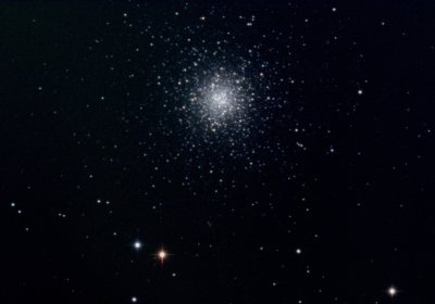 Een opname van de bolvormige sterrenhoop Messier 53, genomen door de 'breedband' B- (blauw), V- (groen) en R-band (rood) filters.