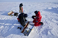 Jacqueline Stefels (right) during the MOSAiC expedition. Photo: Alfred-Wegener-Institut / Michael Gutsche