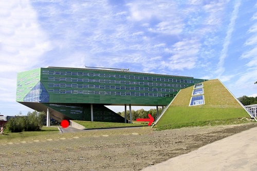 Main entrance (red arrow) and personnel entrance (dot) Centre for Life Sciences: Linnaeusborg, building U