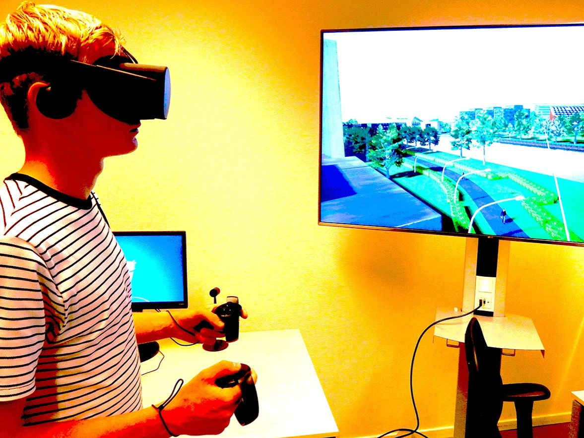 Student working with an interactive 3D model in Virtual Reality