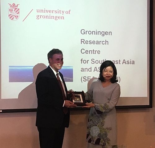 Prof. Azirah presenting a token of appreciation to Prof. Holzhacker