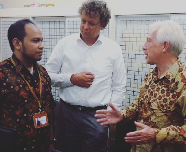 Tim Zwaagstra (middle) and Sibrand Poppema (right) speak to mr. Azman Muammar from LPDP, Indonesian Finance Ministry, discussing double degree programs and other opportunities for Indonesian students to study at the University of Groningen.