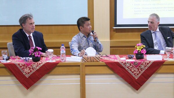 Dr. Ir. Subandi Sardjoko, Deputy Minister for Development of Human Resources, Societal and Cultural Affairs (Bappenas).' Here pictured with Prof. Ronald Holzhacker and Dean Oscar Couwenberg.