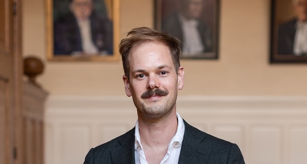 Dr. L.A.W.J. (Lars) de Wildt