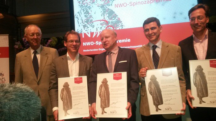 Jan Karel Lenstra (Chair Spinoza Prize Committee 2016) and the four Laureates Lodi Nauta, Bart van Wees (both University of Groningen), Mihai Netea (Radboud UMC), and Wilhelm Huck (Radboud University Nijmegen)