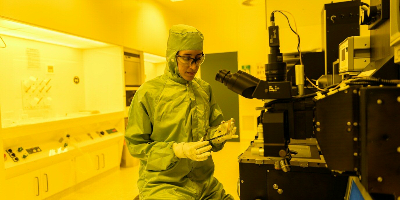 Talieh Ghiasi at the Zernike NanoLab Groningen