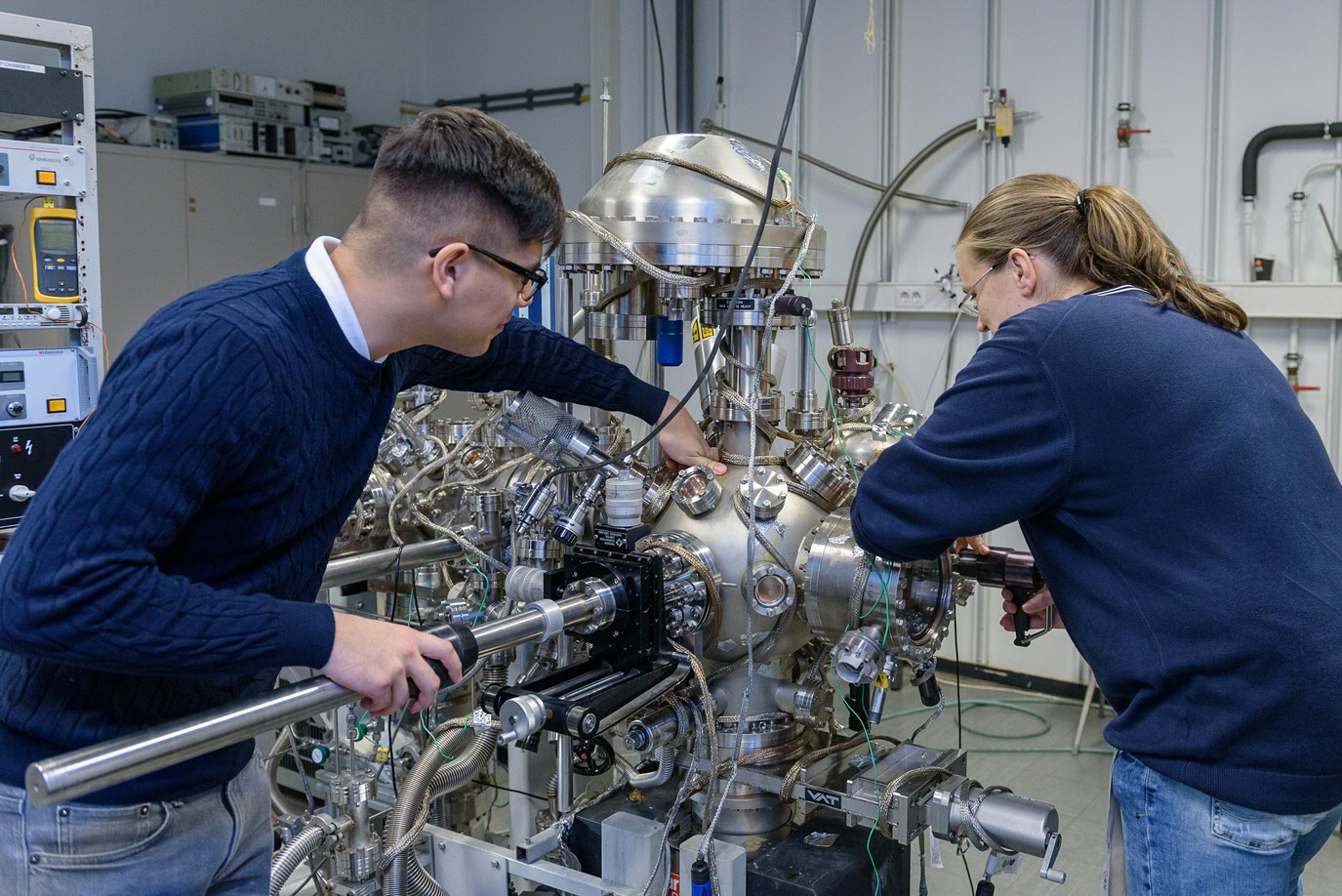 Teamwork in the Stöhr lab - Image (C) Sylvia Germes