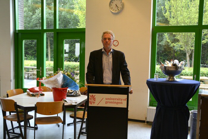 Zernike Institute director Thom Palstra opens the reception and adresses the Laureate and his guests