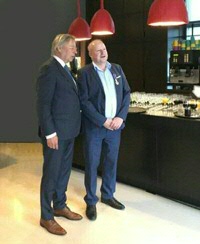 Burgemeester Peter den Oudsten (links) en Bart van Wees