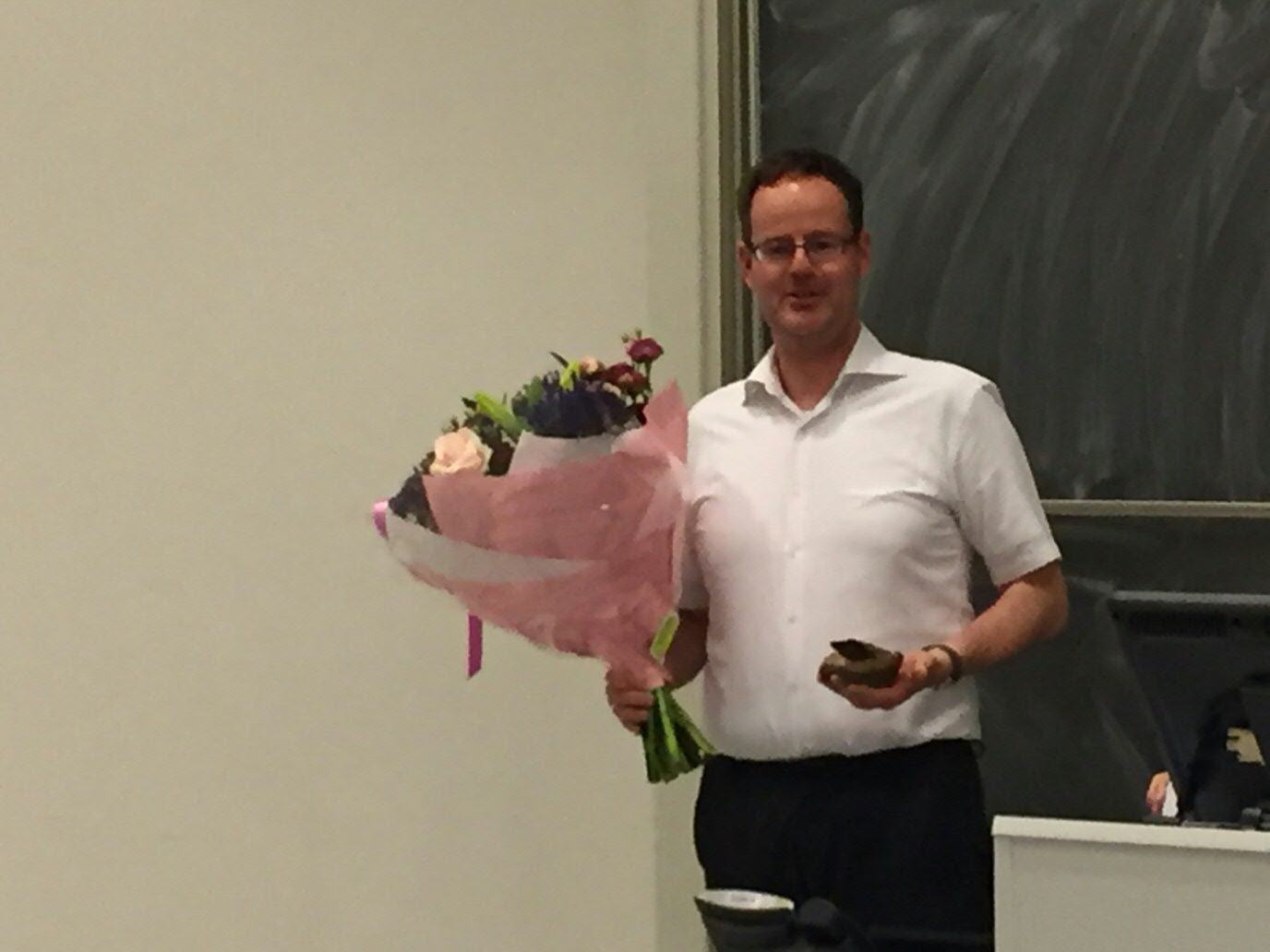 Jan-Anton with award and flowers