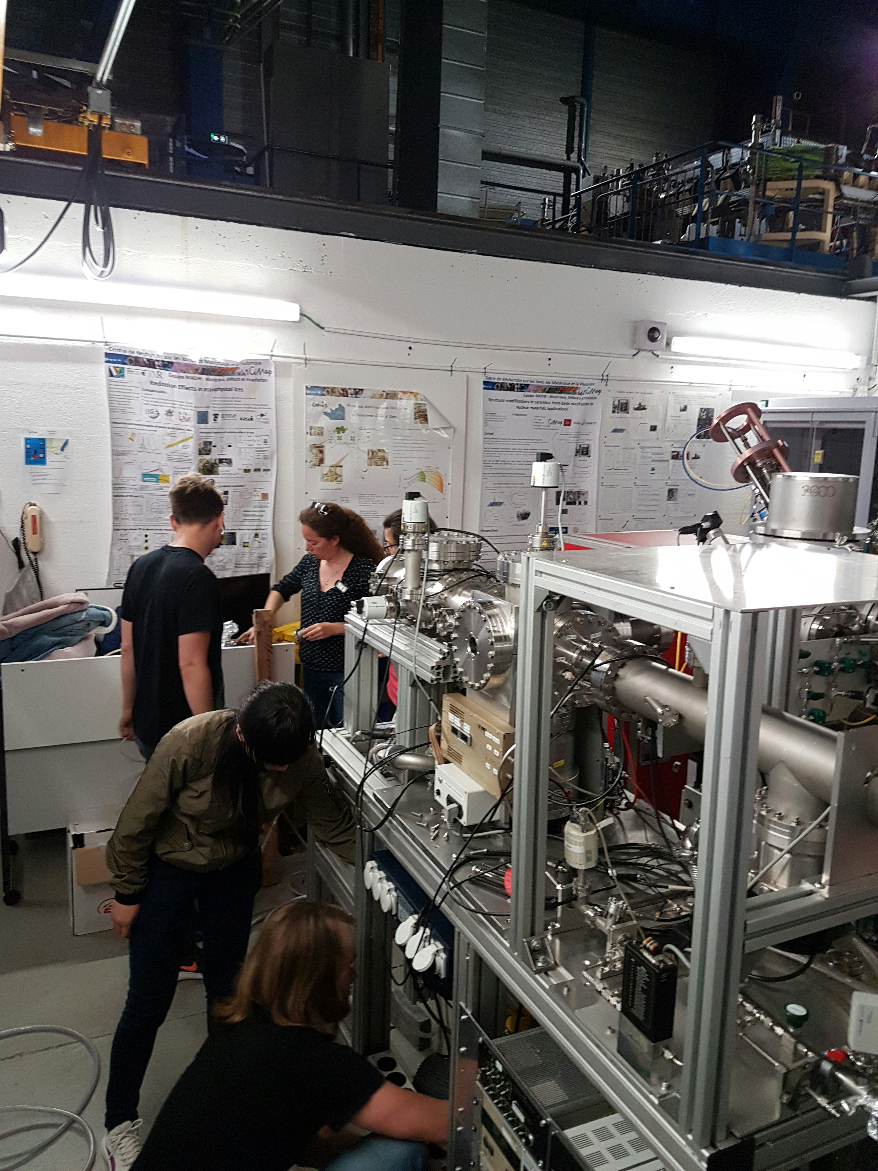 Installing the Groningen apparatus at the GANIL IRRSUD beamline.
