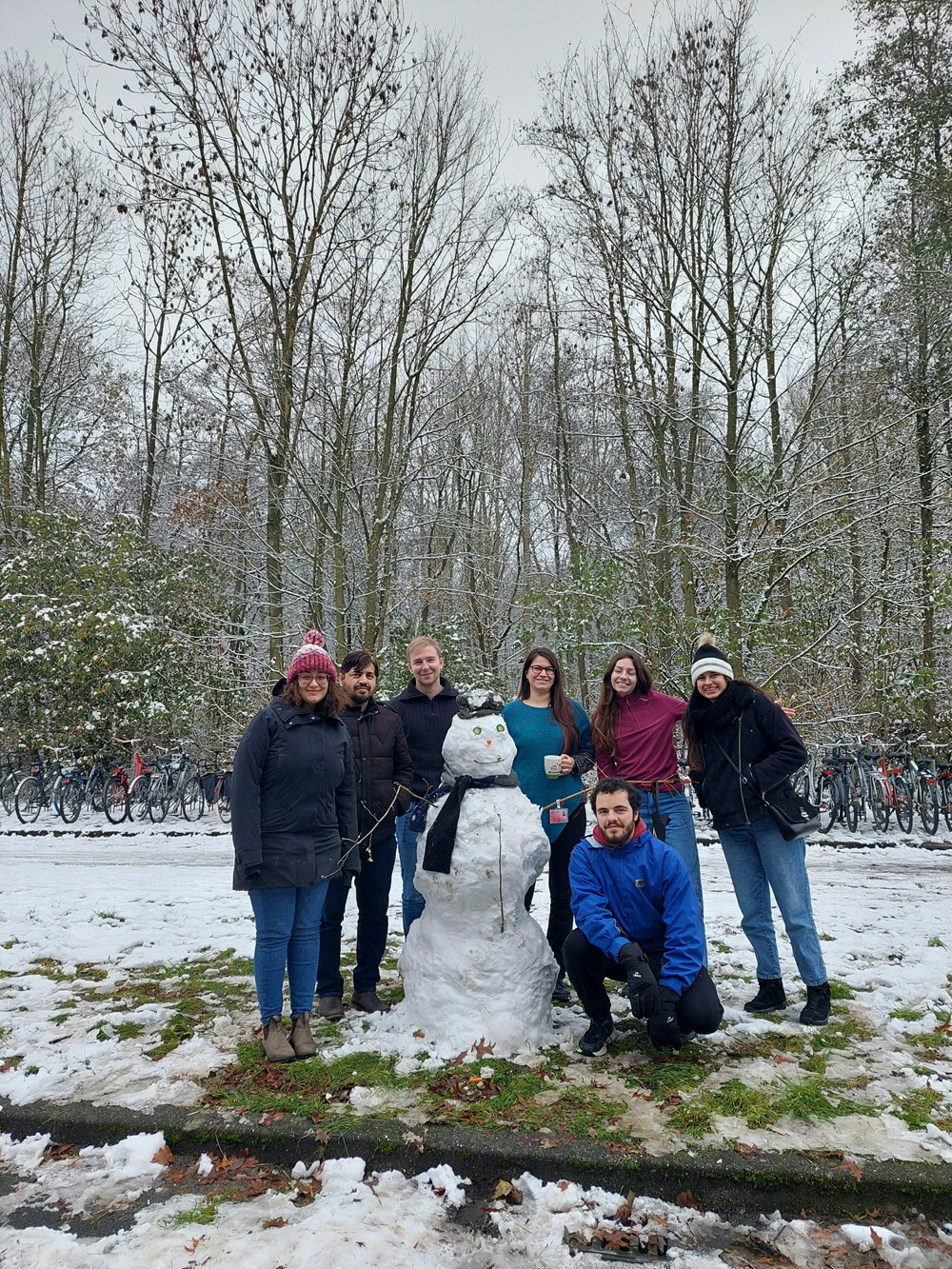 The largest snowman at Zernike campus! (felt to right): Giovanna, Waseem, Douwe, Antonija, Stella, Crystal & Ioannis (front)