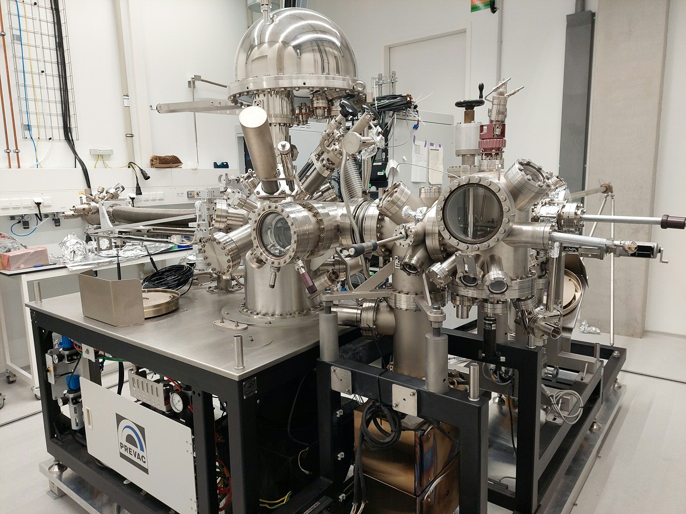 Variable temperature scanning tunneling microscope connected to XPS/ARPES setup.