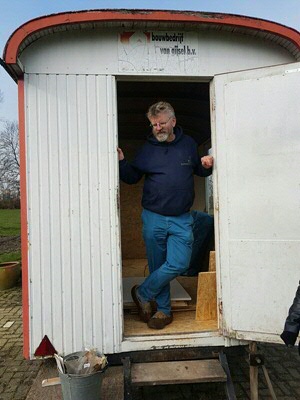 Tjeerd in het kippenhok