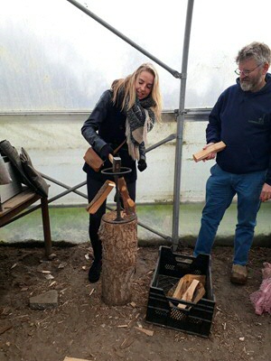 Jaliene van Sustainable Society hakt hout